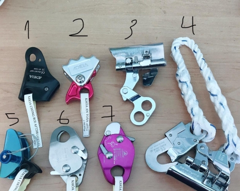 Các loại khóa an toàn cứu sinh đu dây