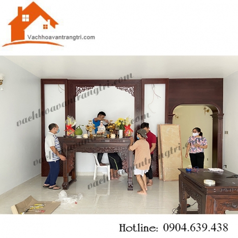 Vách ngăn phòng thờ kết hợp bàn thờ hiện đại cho không gian thờ