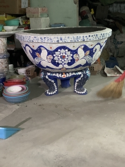 Nghệ nhân dán sành sứ chuyên sản xuất chậu hoa trồng cây đủ chủng loai