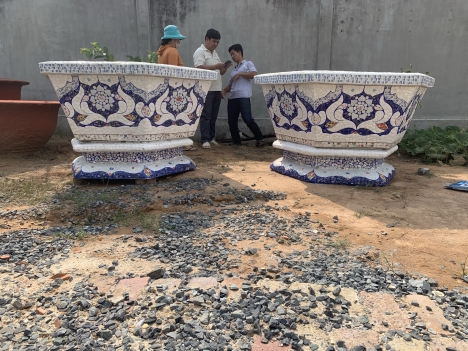 Nghệ nhân dán sành sứ chuyên sản xuất chậu hoa trồng cây đủ chủng loai