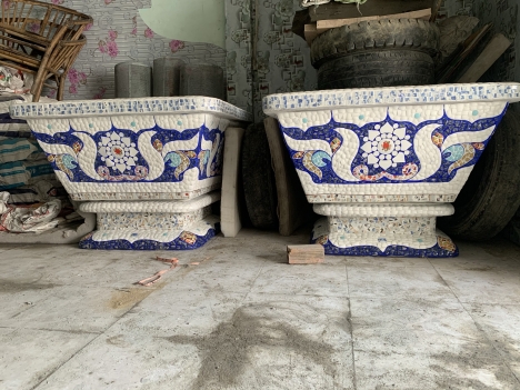 Nghệ nhân dán sành sứ chuyên sản xuất chậu hoa trồng cây đủ chủng loai