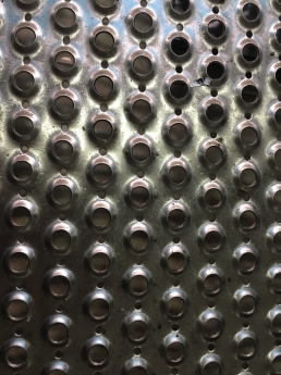 Tôn đột lỗ chống trượt dập nổi dày 3mm