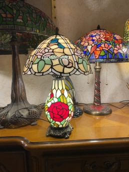 Đèn tiffany hai thân hoạ tiết hoa hồng nhỏ xinh