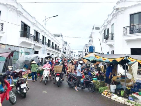  Bán nhà 1 trệt 1 lầu đối diện nhà lồng chợ Thới Lai