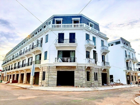 Thới Lai------Bán nhà mặt tiền 1 trệt 3 lầu đối diện nhà lồng chợ Thới Lai