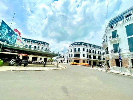 Thới Lai------Bán nhà mặt tiền 1 trệt 3 lầu đối diện nhà lồng chợ Thới Lai