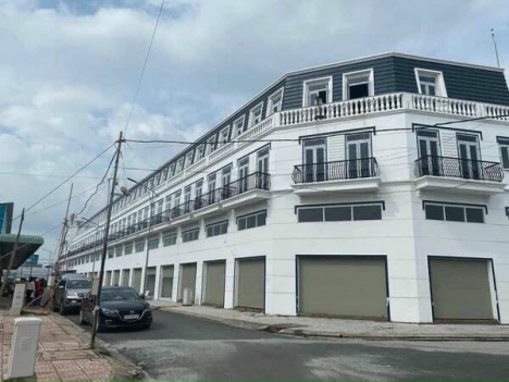 Thới Lai------Bán nhà mặt tiền 1 trệt 3 lầu đối diện nhà lồng chợ Thới Lai