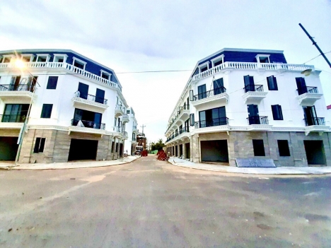 Thới Lai------Bán nhà mặt tiền 1 trệt 3 lầu đối diện nhà lồng chợ Thới Lai