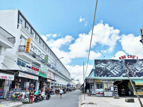 Thới Lai------Bán nhà mặt tiền 1 trệt 3 lầu đối diện nhà lồng chợ Thới Lai