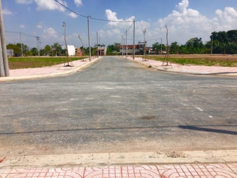 Bán nhà 1 trệt 1 lầu sau chợ Bình Chánh giá 2 tỷ