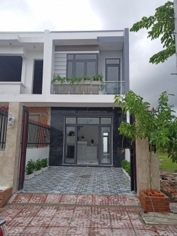 Bán nhà 1 trệt 1 lầu sau chợ Bình Chánh giá 2 tỷ