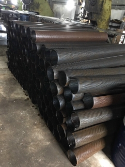 Tôn dày 2mm đôt lỗ + lốc tròn theo yêu cầu.
