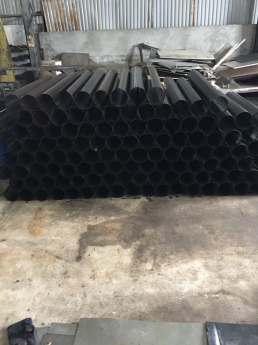 Tôn dày 2mm đôt lỗ + lốc tròn theo yêu cầu.