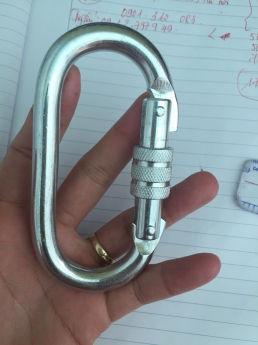 Móc chữ D liên kết dây đu và thiết bị an toàn