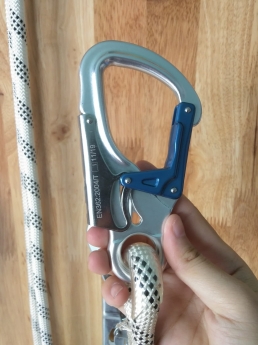 Móc leo cao đu dây sơn tường