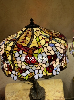 Đèn bàn tiffany chân tượng đồng đúc với hoa mùa xuân