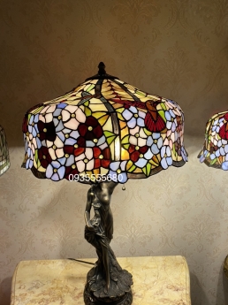 Đèn bàn tiffany chân tượng đồng đúc với hoa mùa xuân