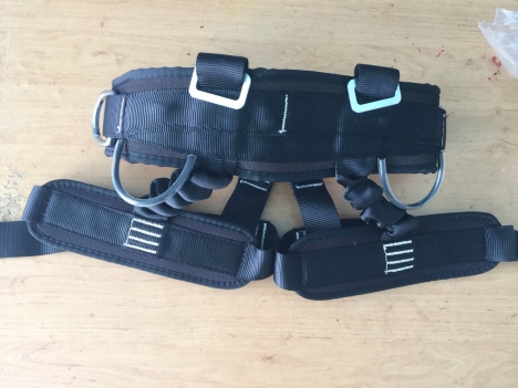 Đai  bán thân an toàn Adela