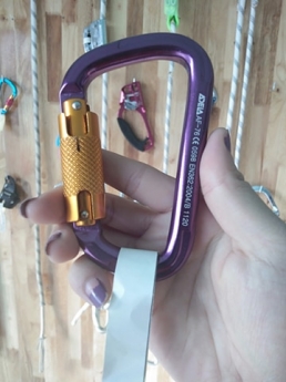 Móc D liên kết dây đu và thiết bị