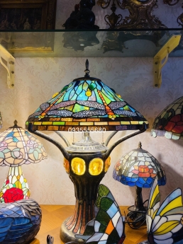 Đèn tiffany hai thân hoạ tiết chuồn đa sắc