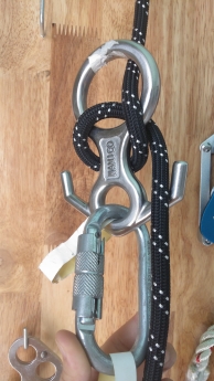 Khóa hãm trượt an toàn dây leo núi