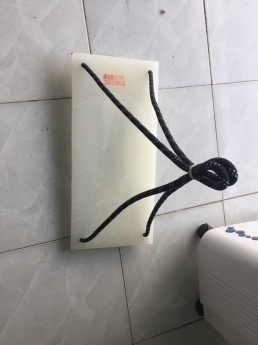 Ghế nhựa ngồi đu dây trên cao, thi công mặt ngoài