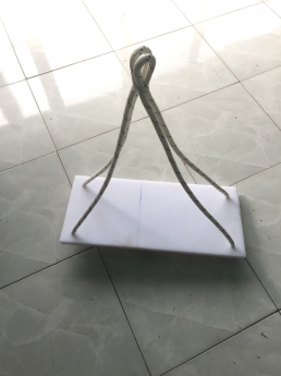 Ghế nhựa ngồi đu dây trên cao, thi công mặt ngoài