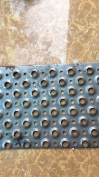 Tôn đột lỗ dập nổi làm sàn chống trượt, sàn thao tác