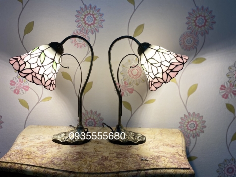 Giao lưu đôi đèn bàn tiffany hoa đa sắc