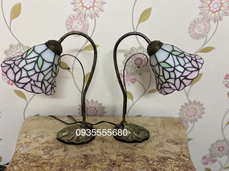 Giao lưu đôi đèn bàn tiffany hoa đa sắc