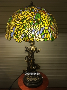 Đèn bàn tiffany chân đồng hoạ tiết hoa leo rủ