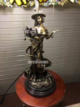 Đèn bàn tiffany chân đồng hoạ tiết hoa leo rủ