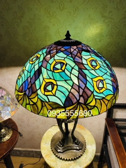 Đèn bàn tiffany hoạ tiết công chân đồng