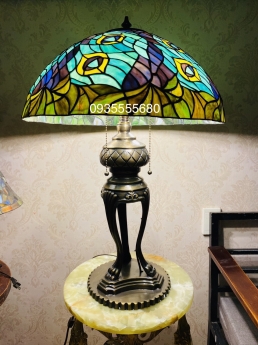 Đèn bàn tiffany hoạ tiết công chân đồng