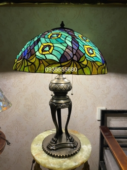Đèn bàn tiffany hoạ tiết công chân đồng