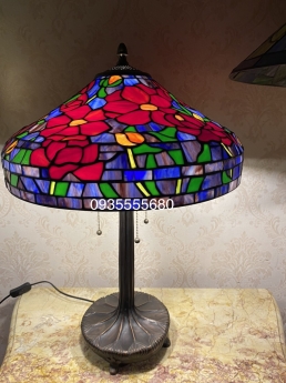 Giao lưu đèn bàn tiffany chân đồng hoa đỏ