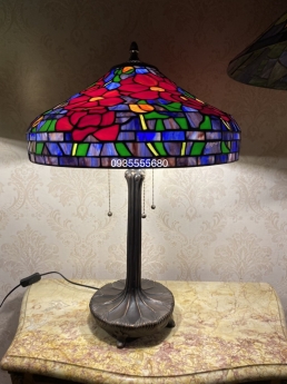 Giao lưu đèn bàn tiffany chân đồng hoa đỏ
