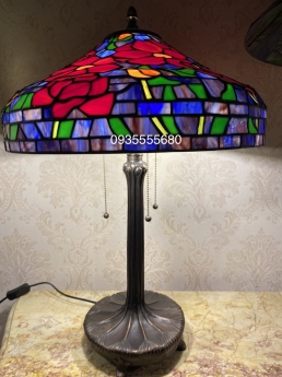 Giao lưu đèn bàn tiffany chân đồng hoa đỏ