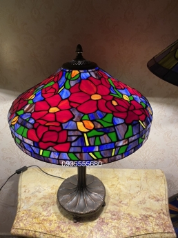 Giao lưu đèn bàn tiffany chân đồng hoa đỏ