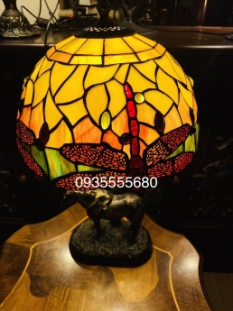 Đèn bàn ngủ tiffany họa tiết chuồn đỏ chân hợp kim