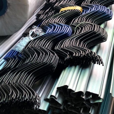 Nẹp cài zigzag là một giải pháp tuyệt vời trong thi công nhà màng, nẹp cái song zíc zắc,