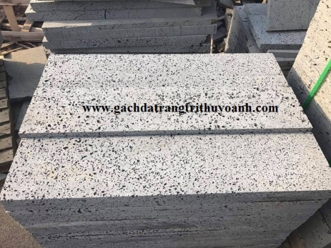 Đá ong xám lát sân vườn