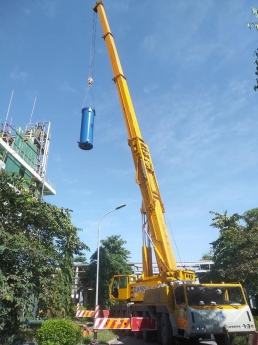 CẨU CHUYÊN DÙNG BÁNH LỐP 100 TẤN –cho thuê xe cẩu 100 tấn tại hà nội