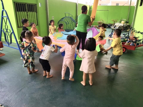 Dù chơi game trẻ em cầu vồng