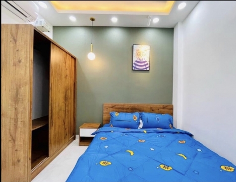Nhà 2 lầu,sân thượng.MT đường 13m,Sổ riêng chính chủ