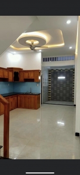 Nhà 2 lầu,sân thượng.MT đường 13m,Sổ riêng chính chủ