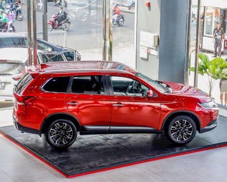 Xe Mitsubishi Outlander 2021 màu đỏ, hỗ trợ vay trả góp 85%