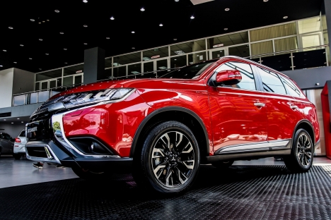 Xe Mitsubishi Outlander 2021 màu đỏ, hỗ trợ vay trả góp 85%