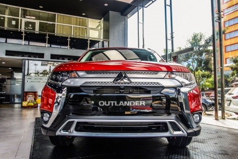 Xe Mitsubishi Outlander 2021 màu đỏ, hỗ trợ vay trả góp 85%