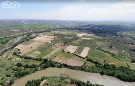 Bán lô đất 2 mặt tiền đường view sông, cực đẹp, ngay sát KDC.